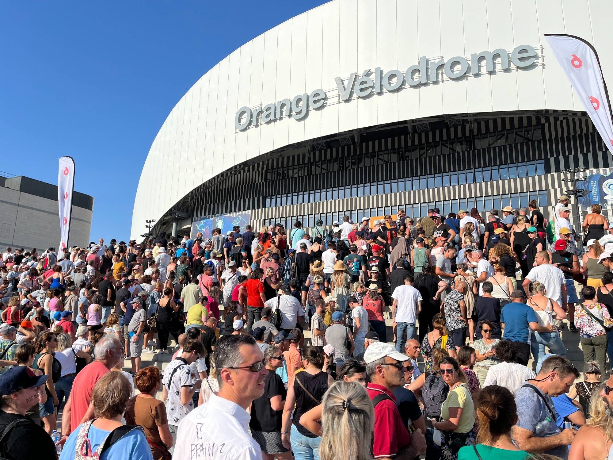 On est allé à la rencontre des fans de Mylène Farmer à Marseille