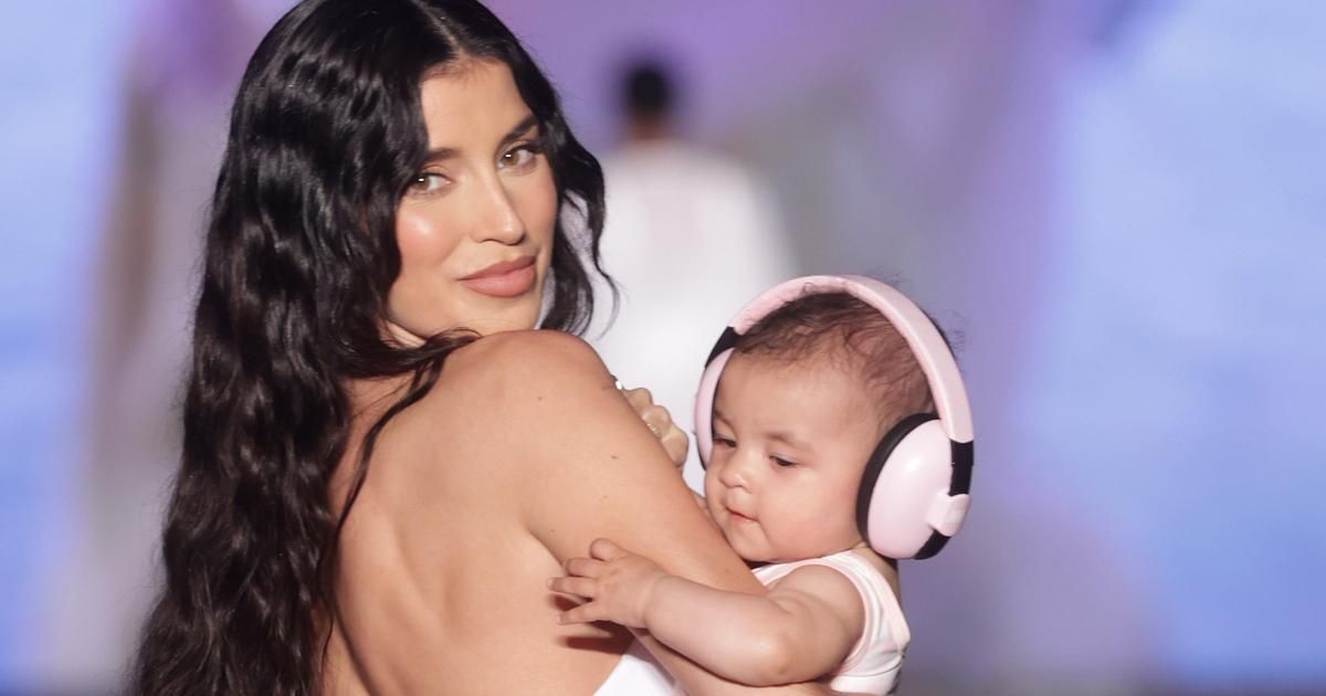 En photos, le top Nicole Williams English défile avec son bébé dans les bras au défilé Sports Illustrated