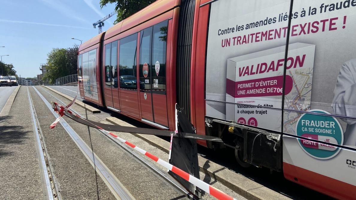 Un rail transperce une rame de tramway, ce samedi après-midi à Reims