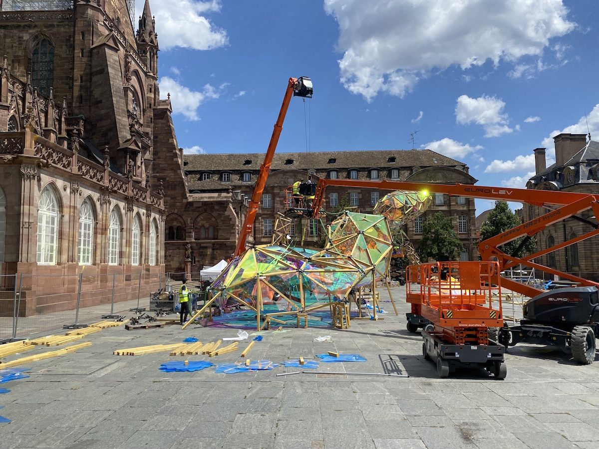 À Strasbourg, l'oeuvre d'art éphémère au pied de la cathédrale s'est écroulée hier soir