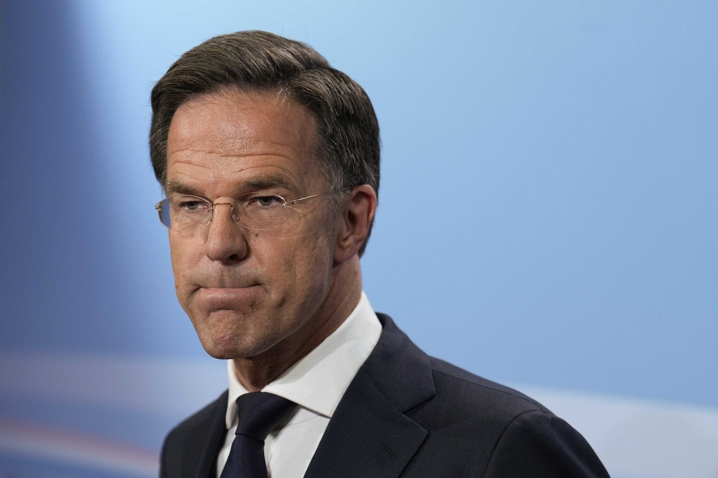 Why did the Dutch government collapse over a refugee policy dispute?