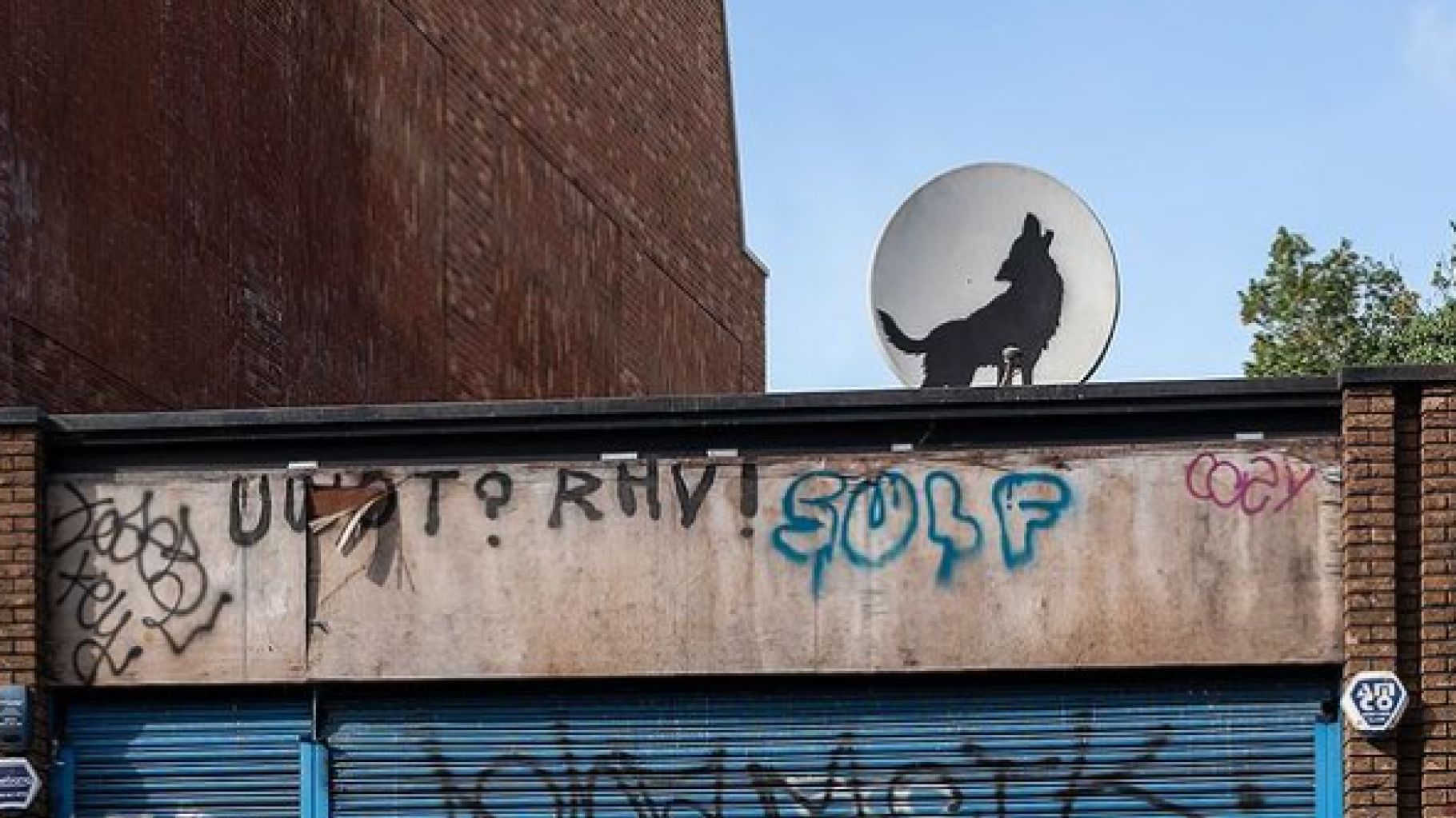 Banksy révèle à Londres un nouveau graffiti représentant un loup en train de hurler