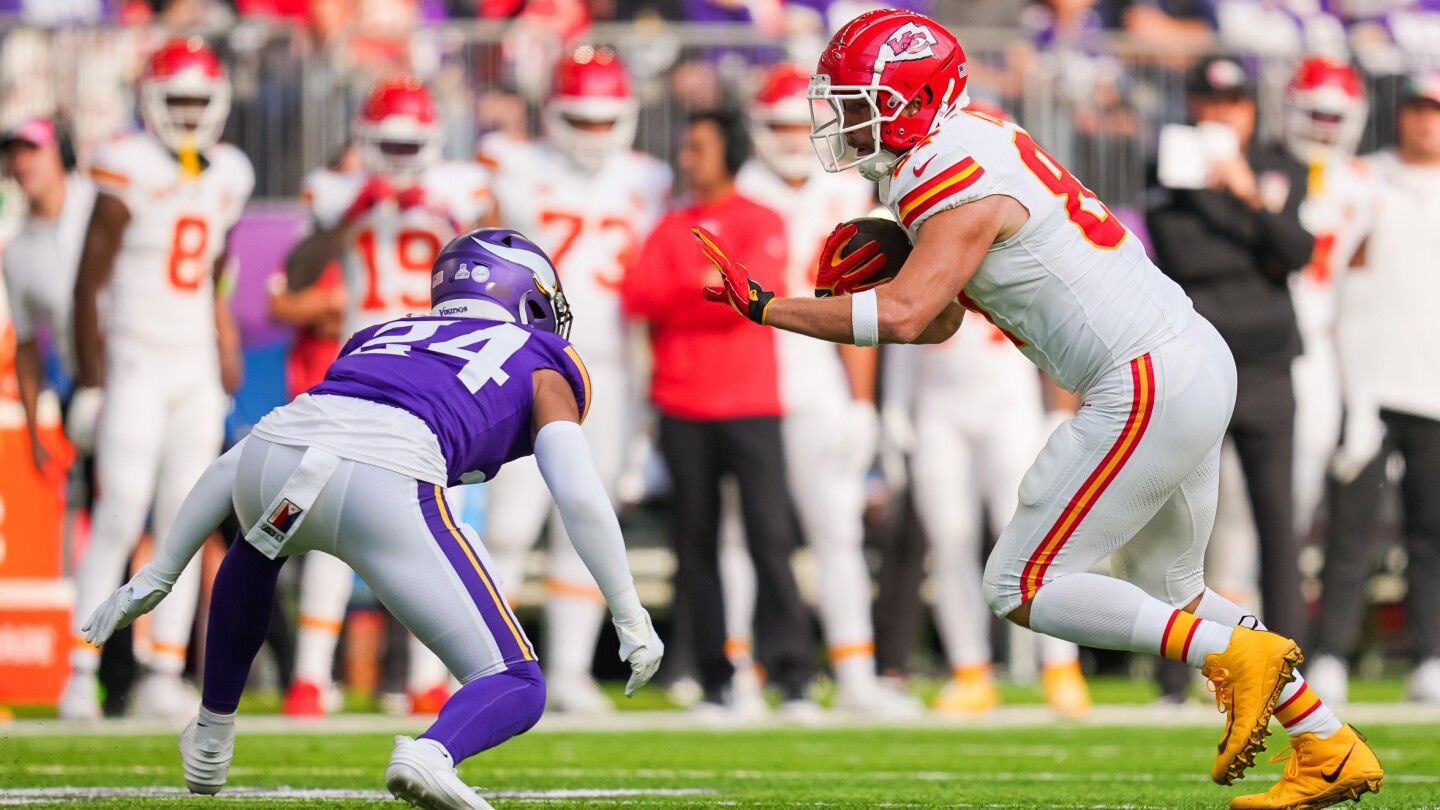 Travis Kelce returns after limping off with ankle injury