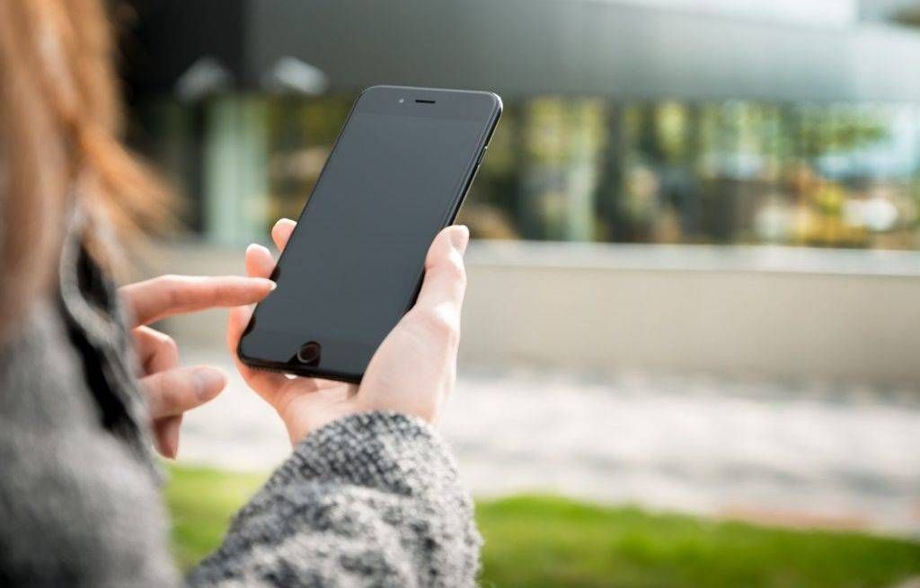 " On touche son téléphone mobile 600 ou 700 fois par jour, selon les études ", alerte Bruno Patino, président d'Arte