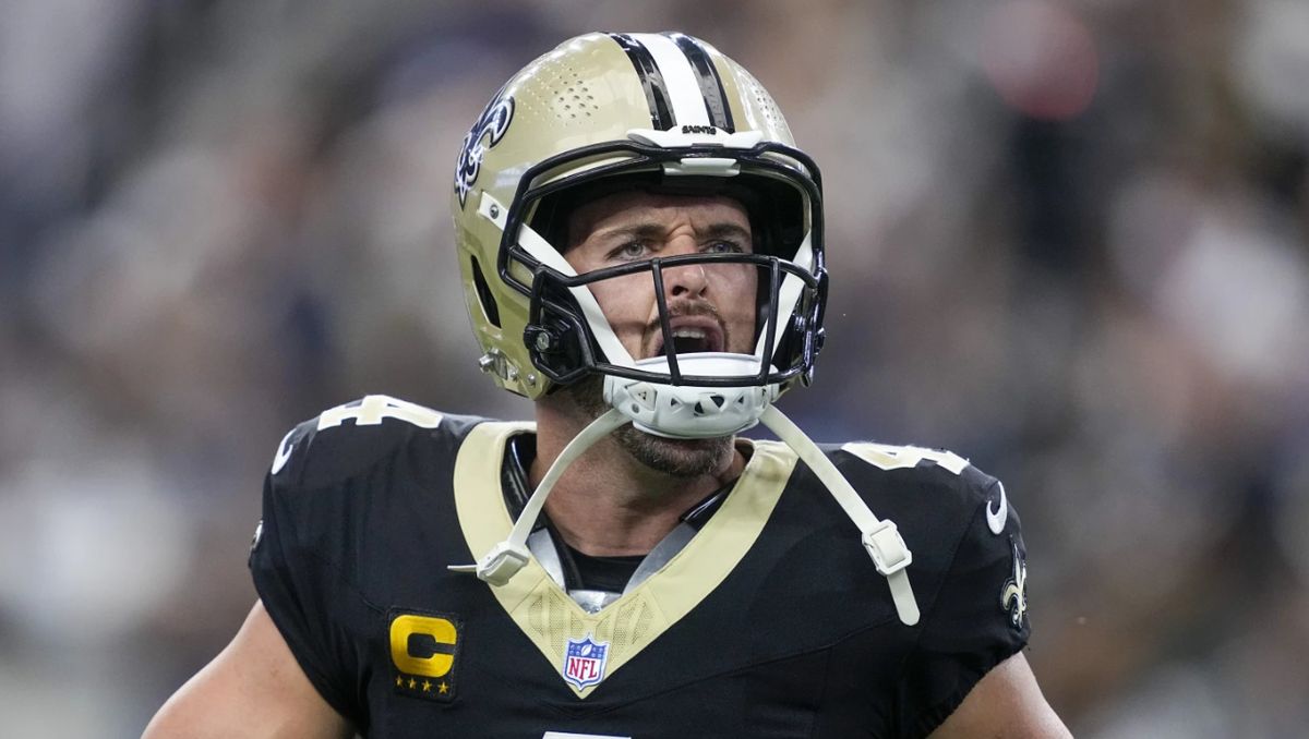 Report: New Orleans Saints QB Derek Carr expected to miss multiple games due to injury