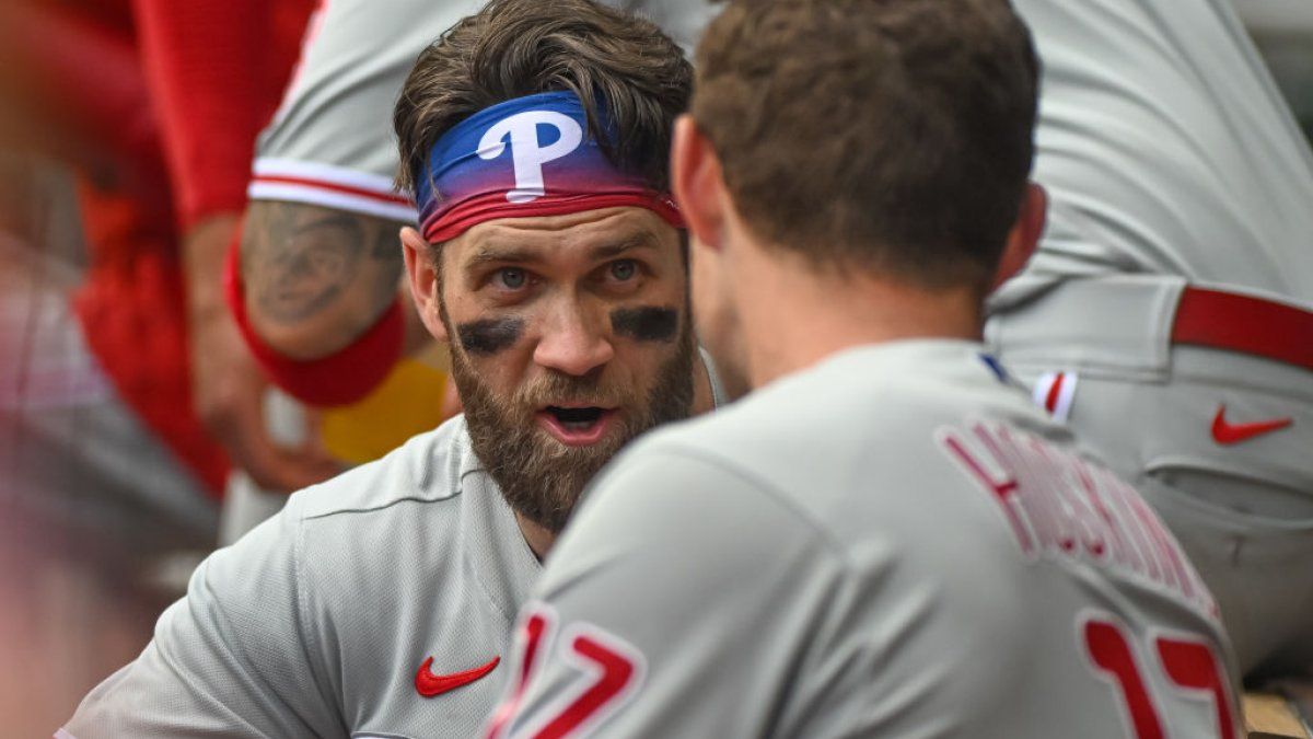 Phillies will play Harper at 1B, likely spelling end of Hoskins' tenure