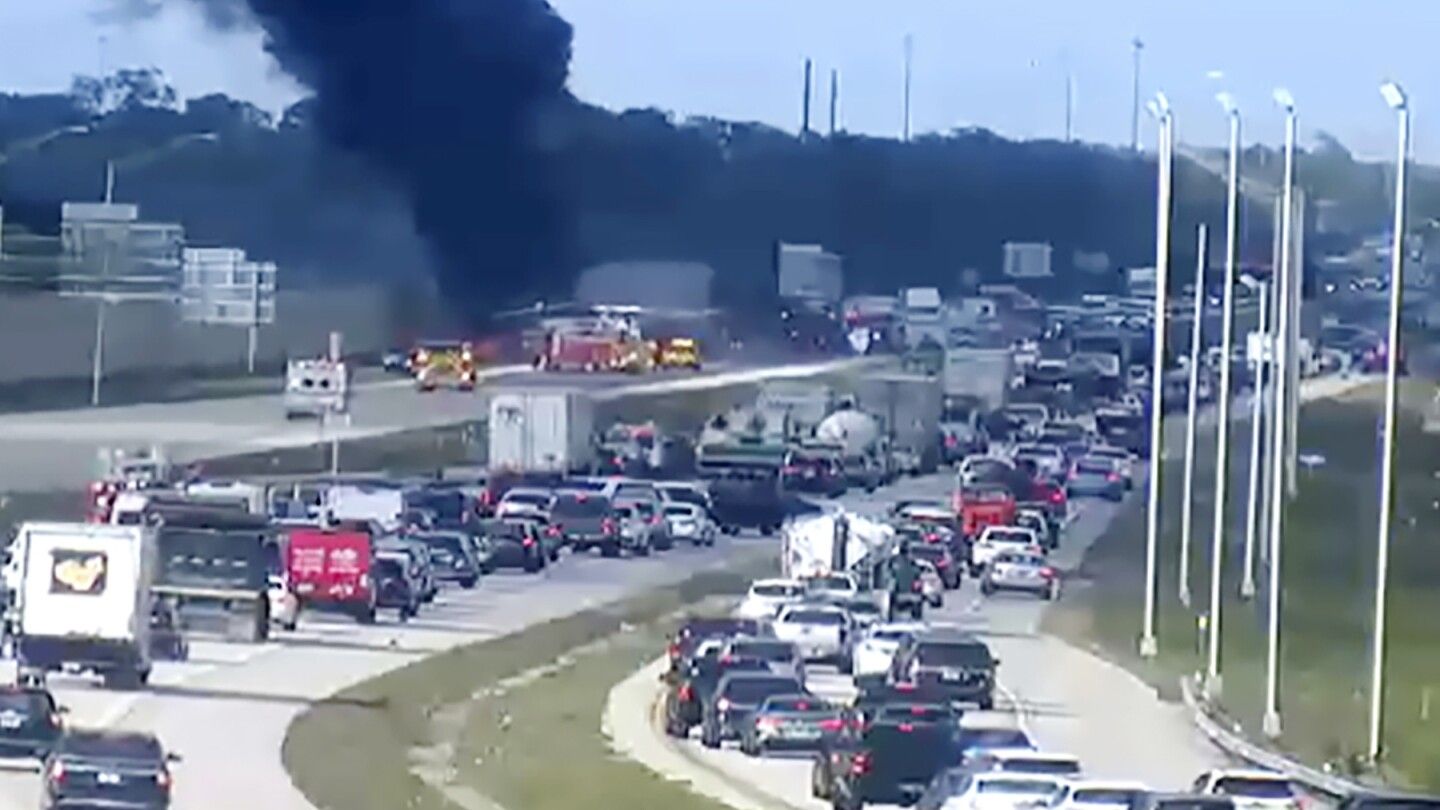 Florida plane crash: 2 dead after emergency landing on interstate