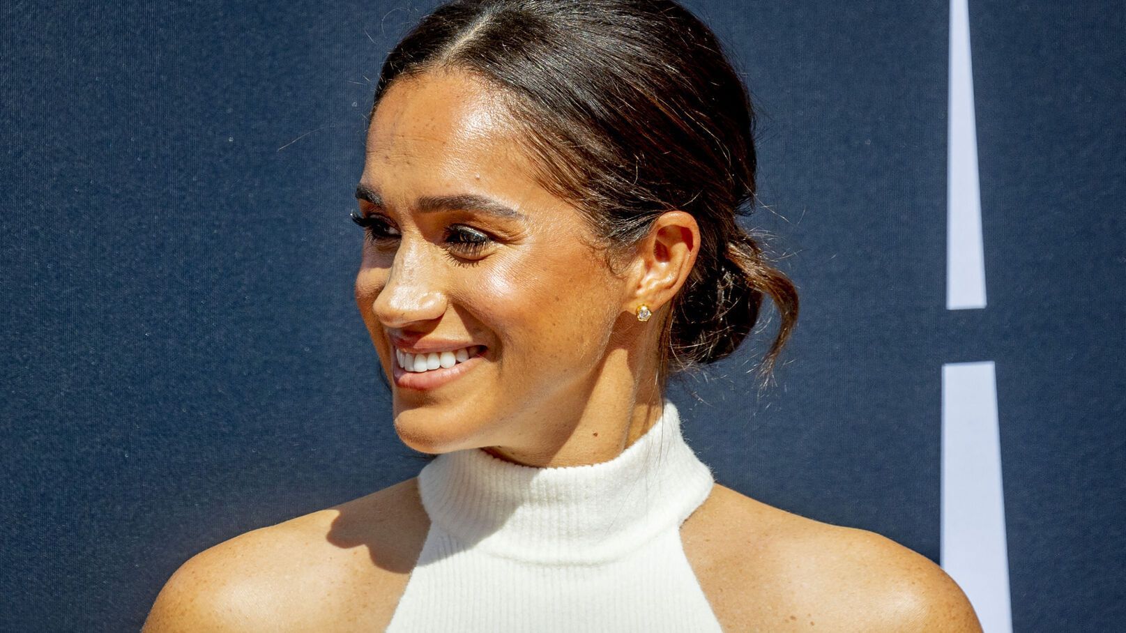 Meghan Markle : chaussures grossières, lunettes noires… sa première sortie post-couronnement surprend