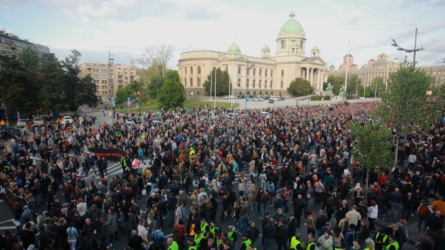 Des milliers de Serbes protestent contre la violence, après deux fusillades qui ont fait 17 morts