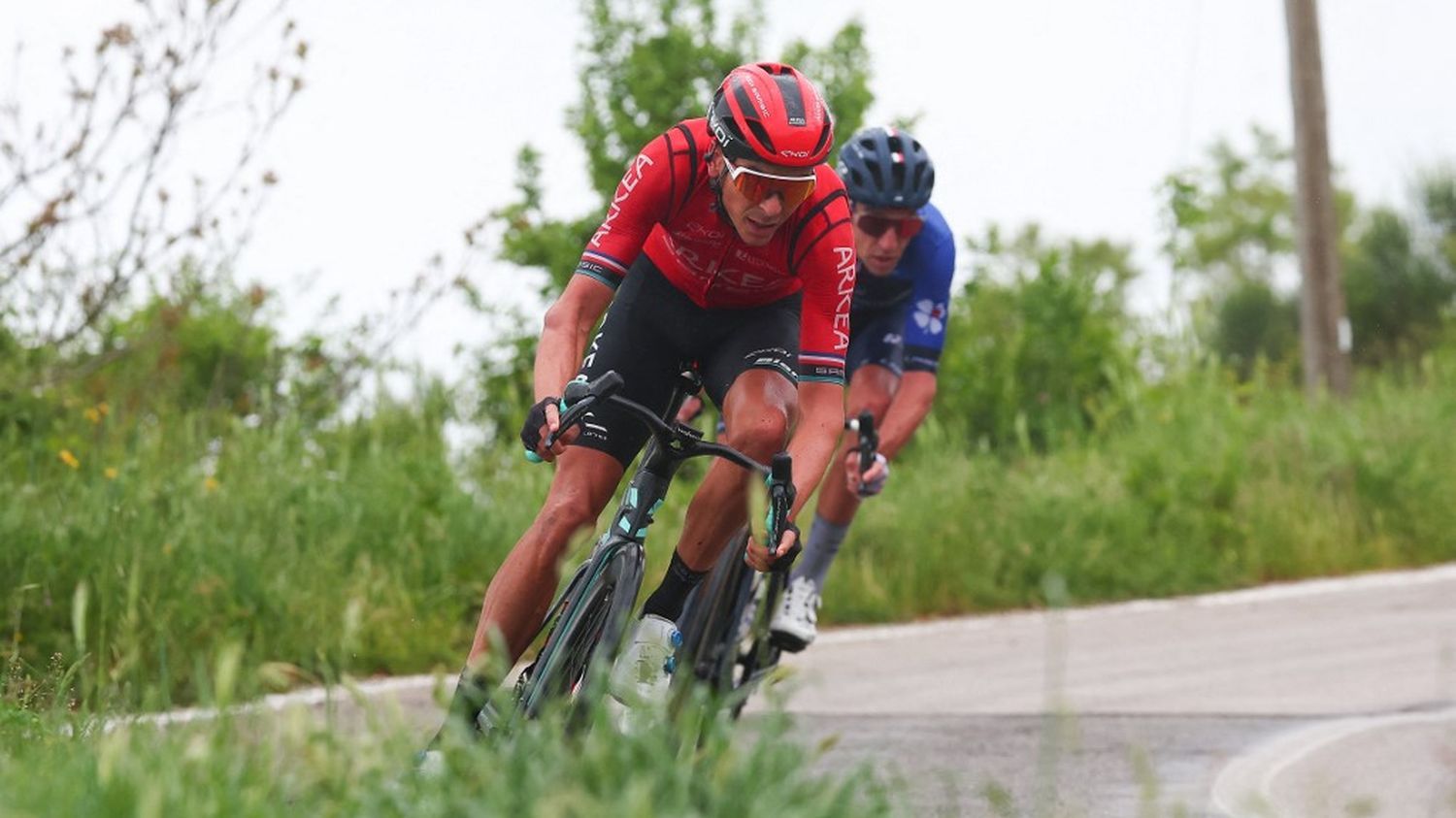 Aurélien Paret-Peintre et Warren Barguil dans une échappée de sept coureurs... Suivez la 4e étape