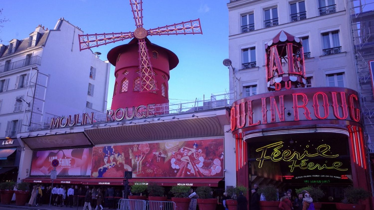 Le cabaret du Moulin Rouge annonce l'arrêt d'un numéro contesté avec une espèce de serpents protégée