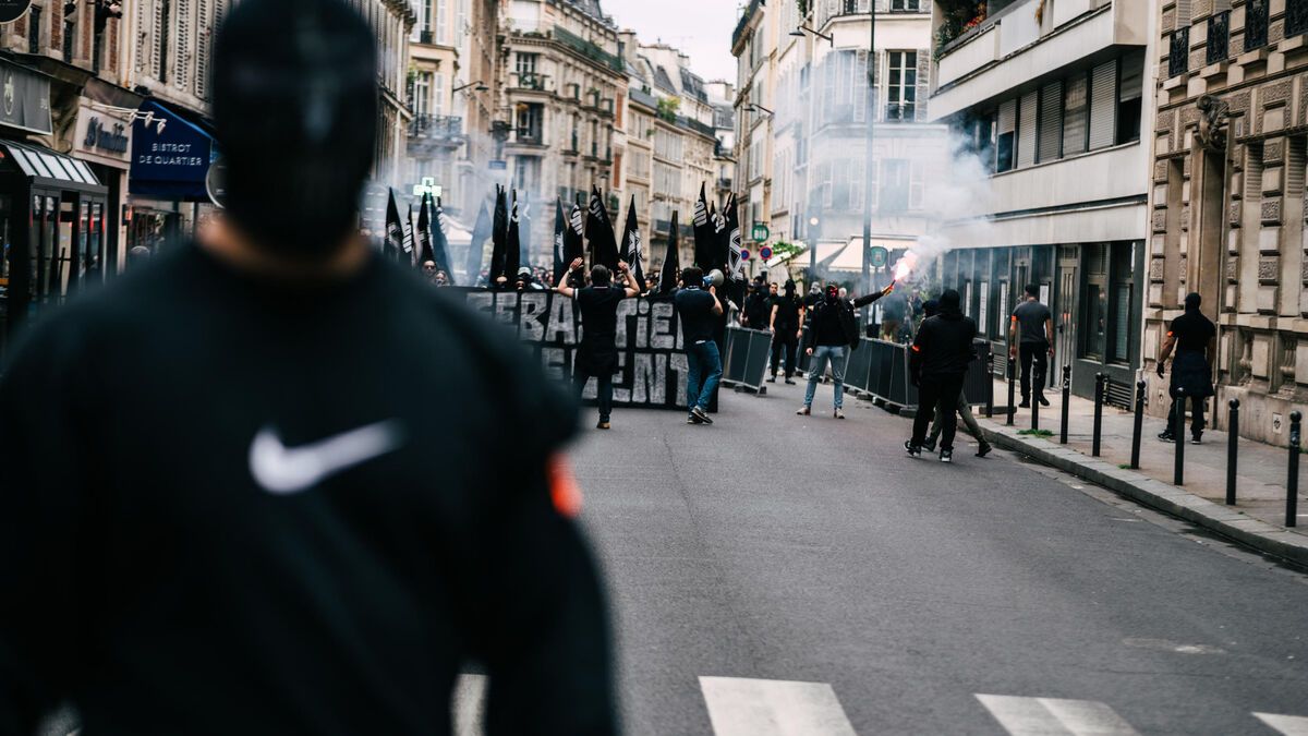 Ultradroite : le défilé à Paris se termine par un concert néonazi à Saint-Cyr-l’École, les élus s’insurgent