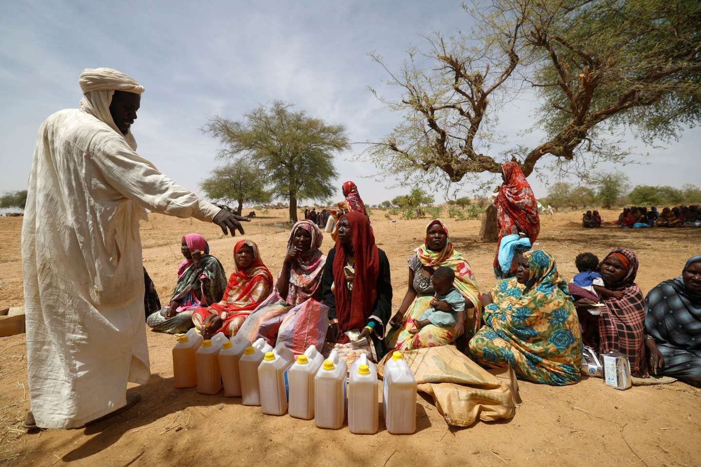 Guerre au Soudan : plus de 700 000 personnes déplacées ; des civils réclament des armes