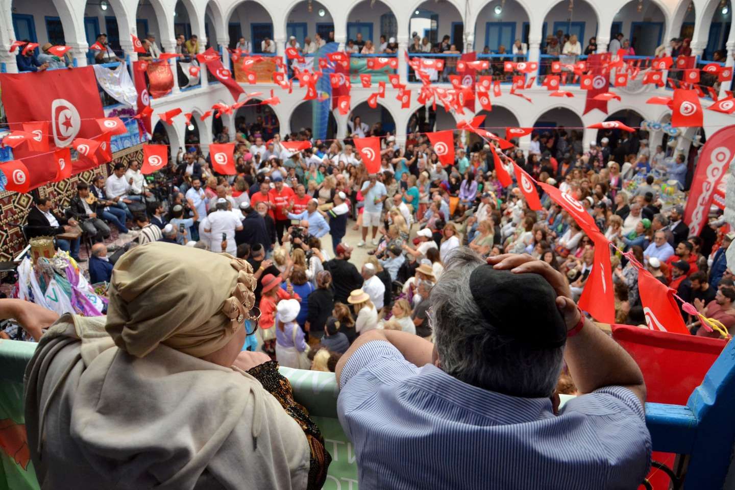 A la synagogue de la Ghriba, à Djerba, un membre de la garde nationale tunisienne ouvre le feu et fait au moins trois morts, dont un Français