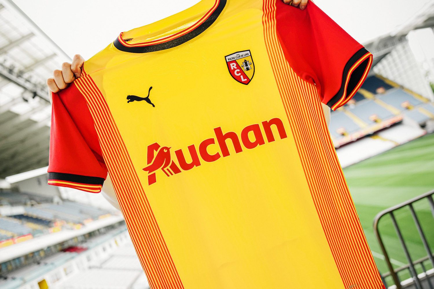 RC Lens: Dédicace au public lensois, le maillot domicile 2023-2024 dévoilé