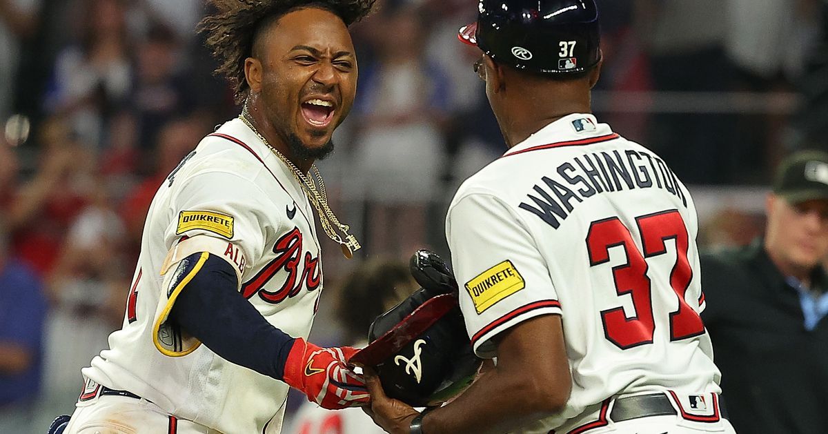 Braves complete sweep of Mets on Ozzie Albies walkoff, 13-10