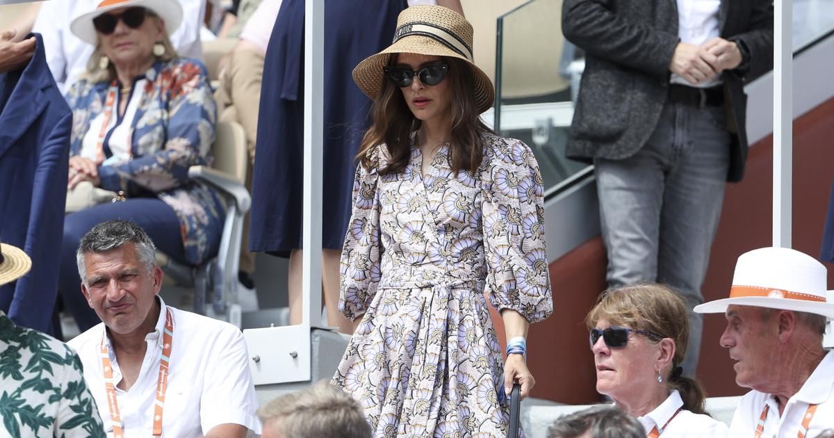 Natalie Portman et sa petite robe fleurie Claudie Pierlot dans les tribunes de Roland-Garros