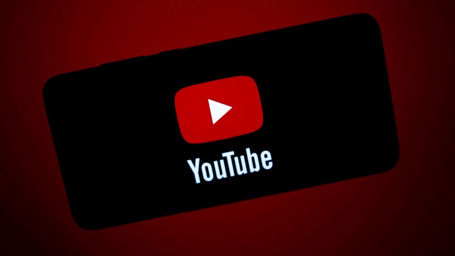 YouTube ferme la chaîne de Papacito, vidéaste d'extrême droite