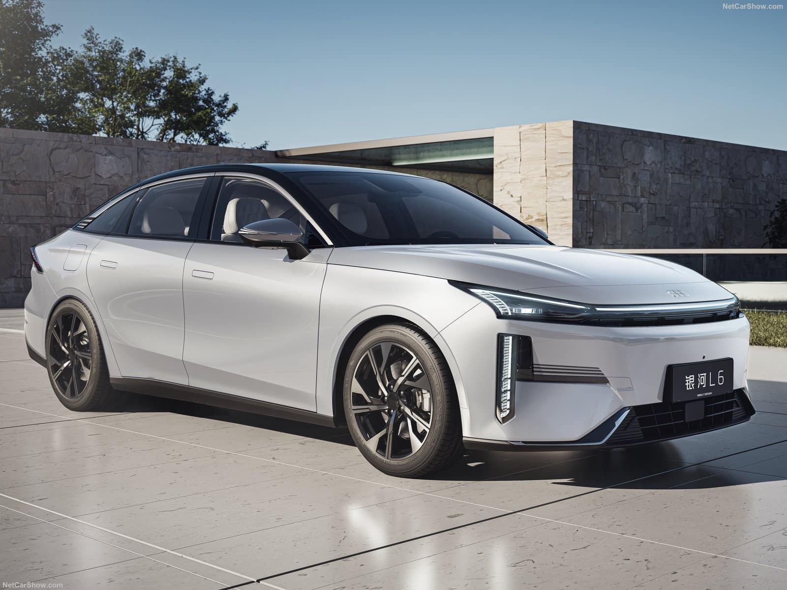 Geely dévoile la Galaxy L6 PHEV, une berline hybride rechargeable avec 105 km d'autonomie électrique