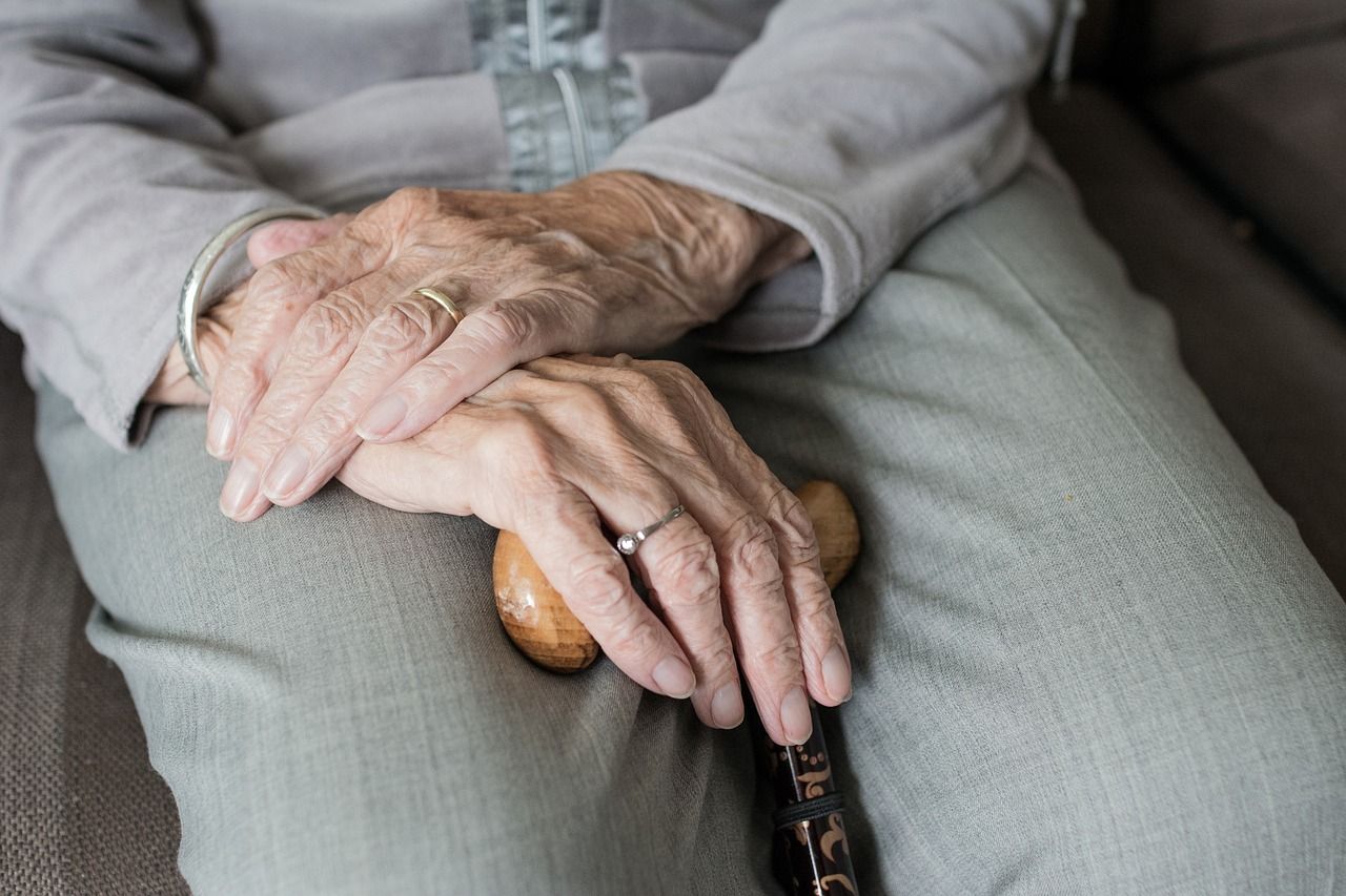 Derrière la vieille dame à la canne, frêle et petite, se cachait une redoutable tueuse