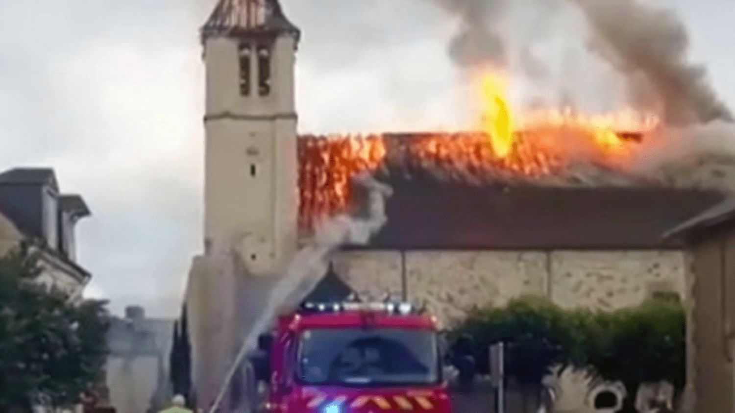 Indre-et-Loire : l'église de Descartes ravagée par les flammes