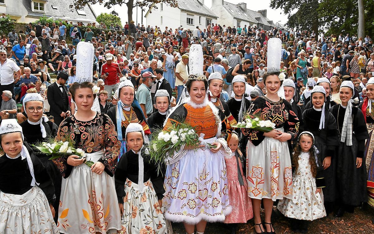 Déborah Diquelou élue reine des Brodeuses 2023 à Pont-l’Abbé