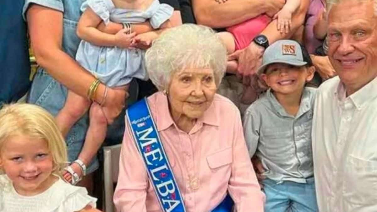 Cette femme de 90 ans prend sa retraite avec 0 jour d'absence en 74 ans de travail !