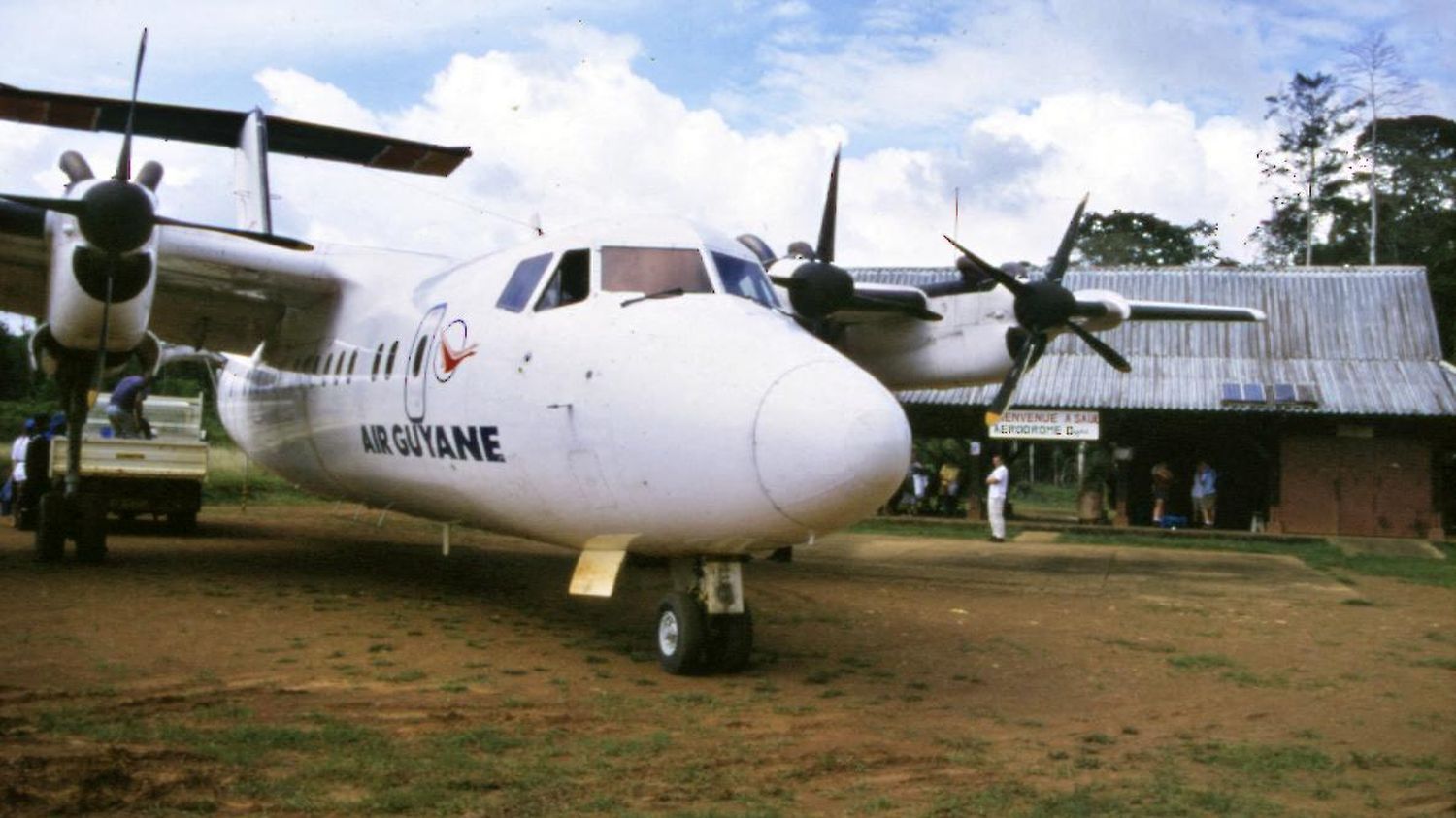 Moins de vols à Air Guyane, moins de profs à Mayotte et du brouillard à Saint-Pierre et Miquelon