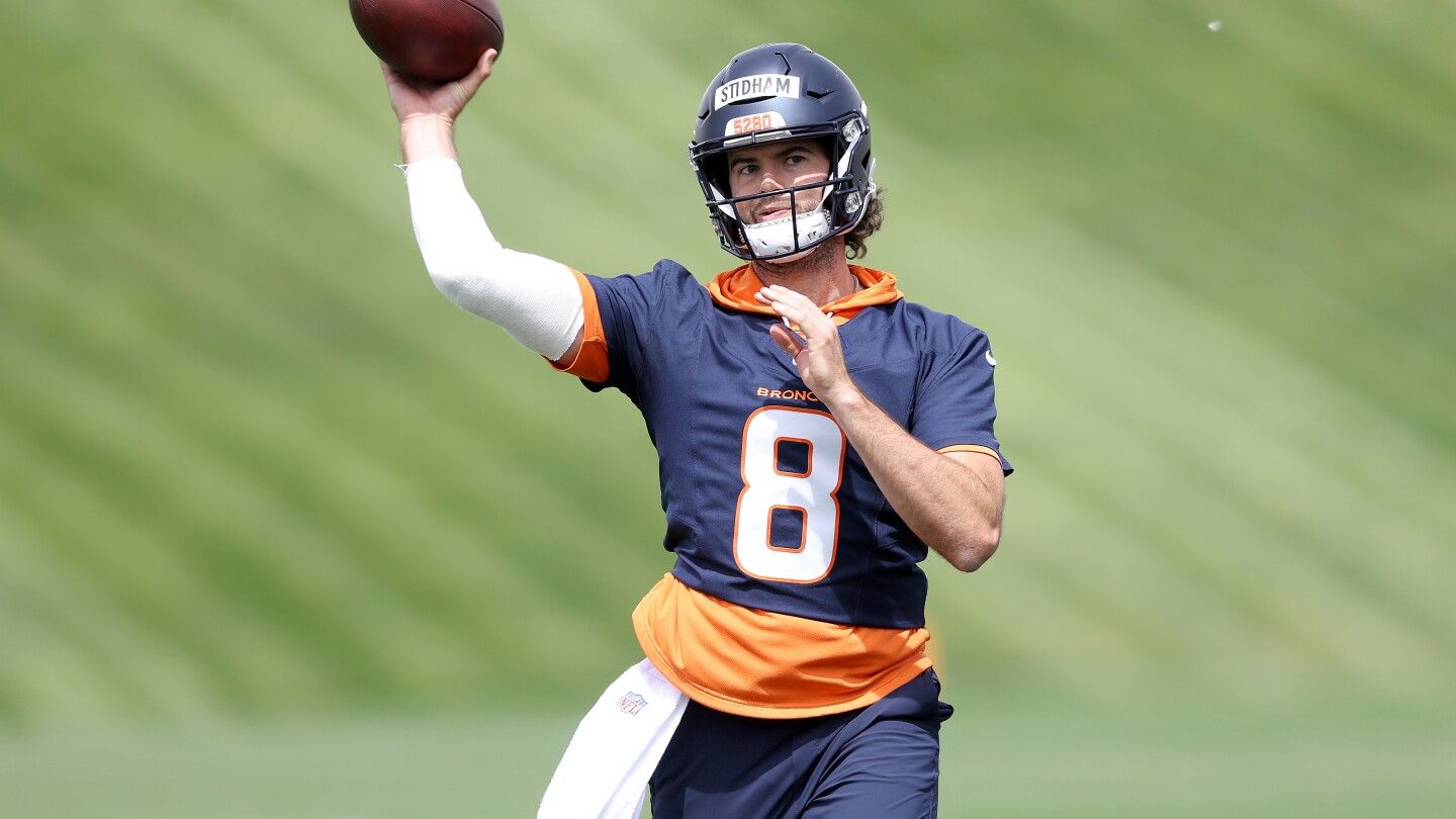 Jarrett Stidham working out with teammates, including Courtland Sutton, at TCU