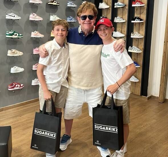 "J'étais à deux doigts de le virer, puis on a sympathisé": Elton John en séance shopping ce lundi dans une boutique de Nice... dans laquelle il s'est d'abord soulagé dans une bouteille en plastique