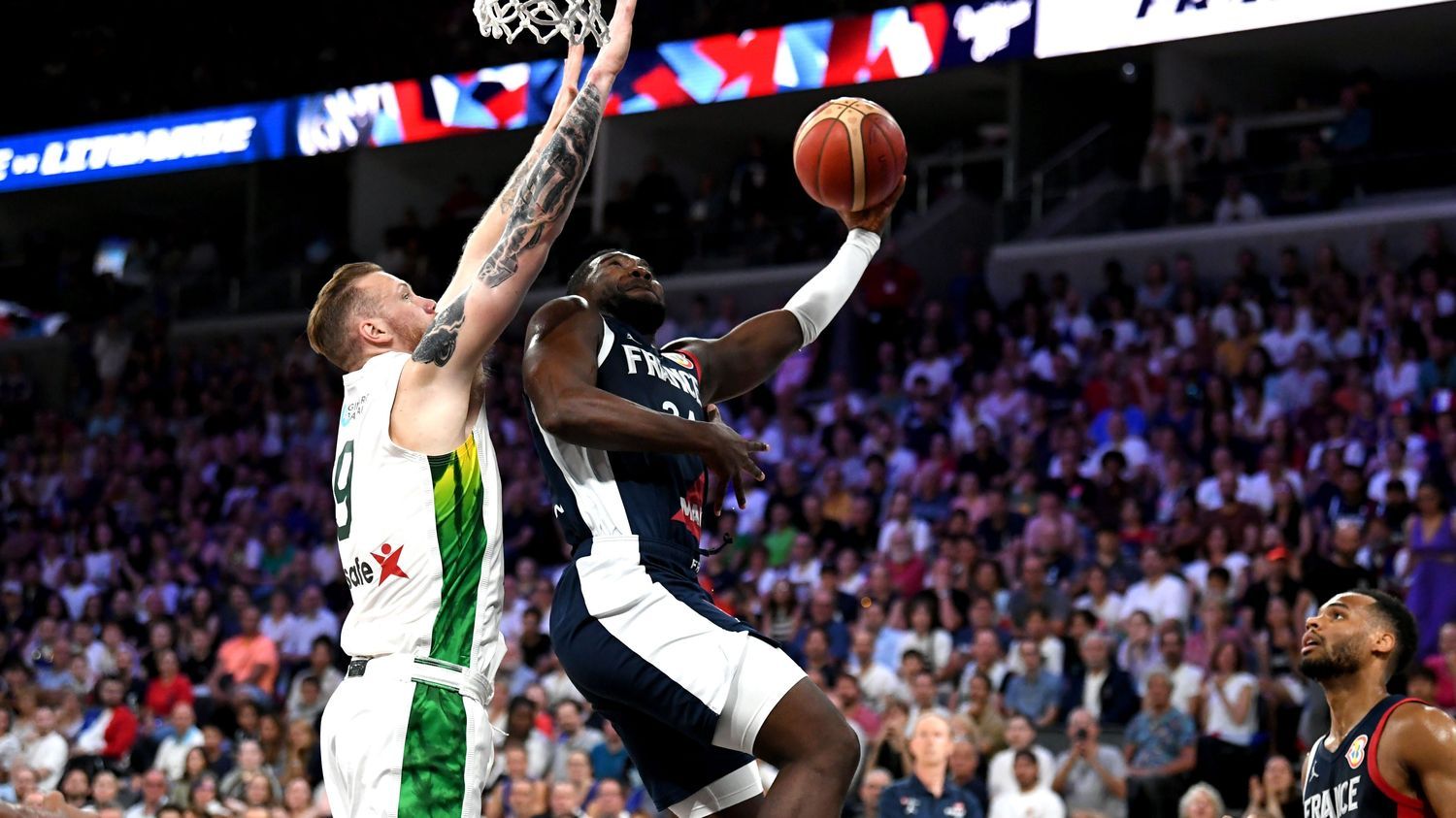 Basket : l'équipe de France réussit son premier vrai test en battant la Lituanie