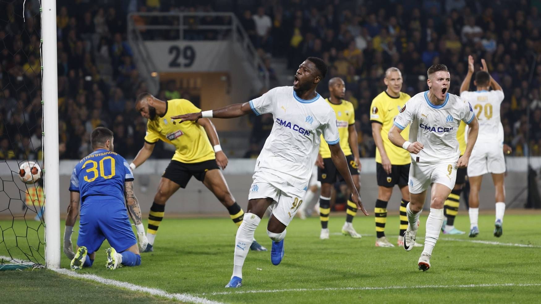 DIRECT. AEK Athènes 0-1 OM. Mi-temps en Grèce, où les Olympiens mènent grâce à Mbemba. Suivez la rencontre