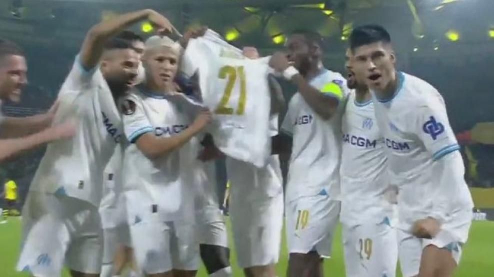 AEK Athènes-OM : les Marseillais rendent hommage à Rongier sur l’ouverture du score