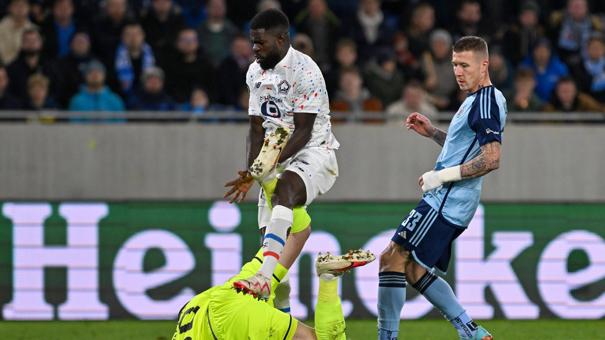 Accroché par Bratislava (1-1), Lille garde la tête