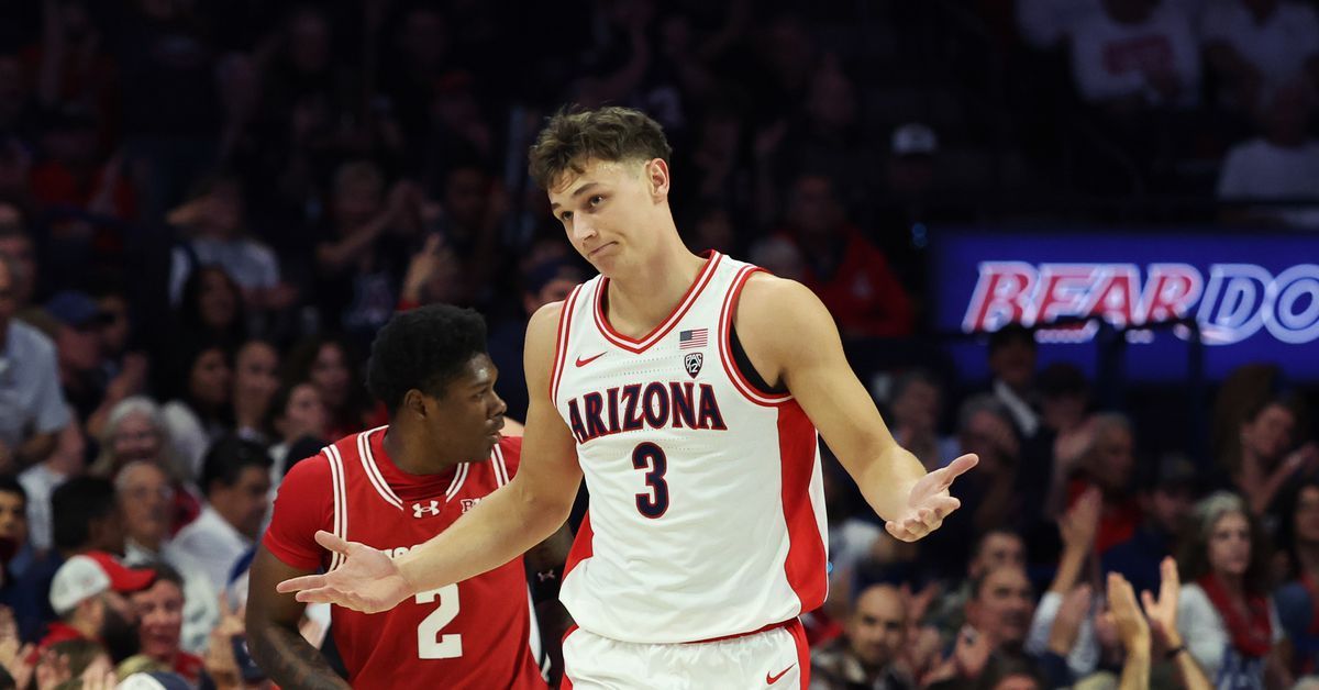 Top-ranked Arizona men’s basketball crushes No. 23 Wisconsin