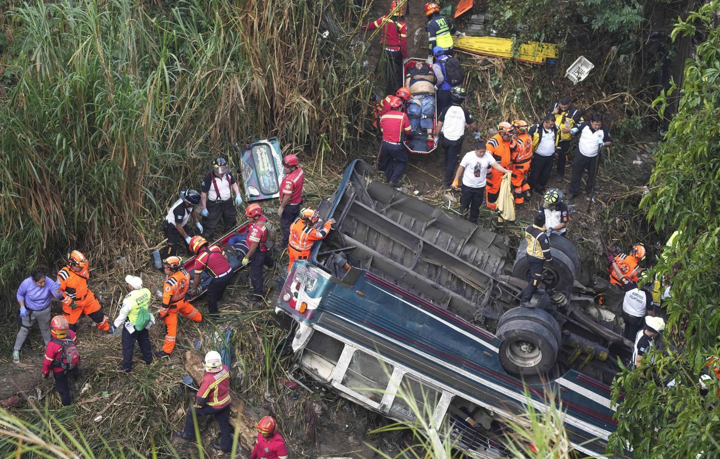 Guatemala : Un autocar chute d’un pont causant la mort d’au moins 51 passagers