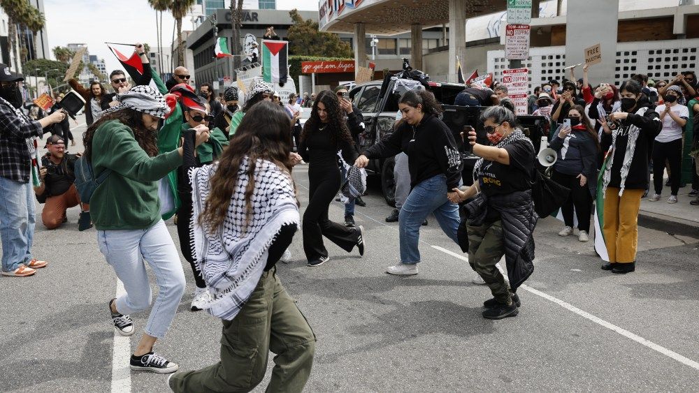 Palestine Protesters Delay Oscars, Ceasefire Pins Worn by Billie Eilish and More