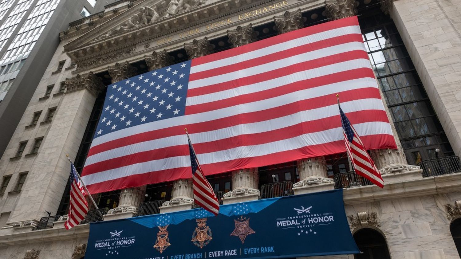 Wall Street chute fortement à la clôture, les investisseurs craignent une récession aux Etats-Unis