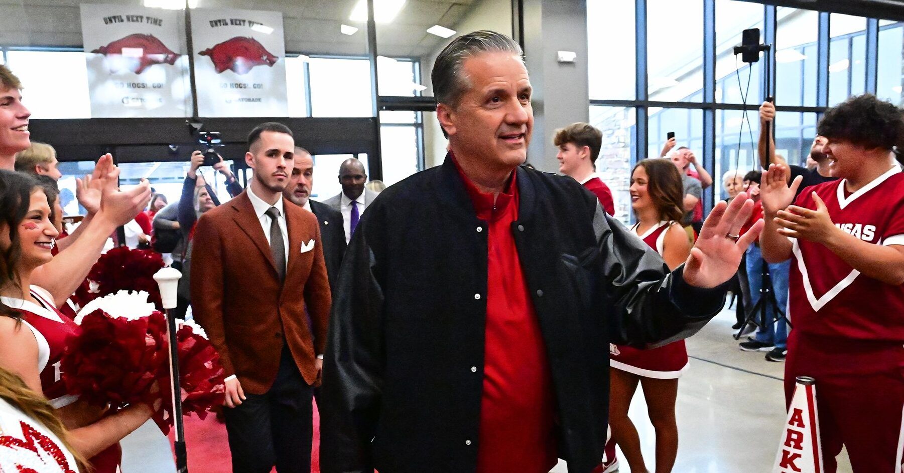 John Calipari arrives in Fayetteville wearing red ahead of Arkansas introduction