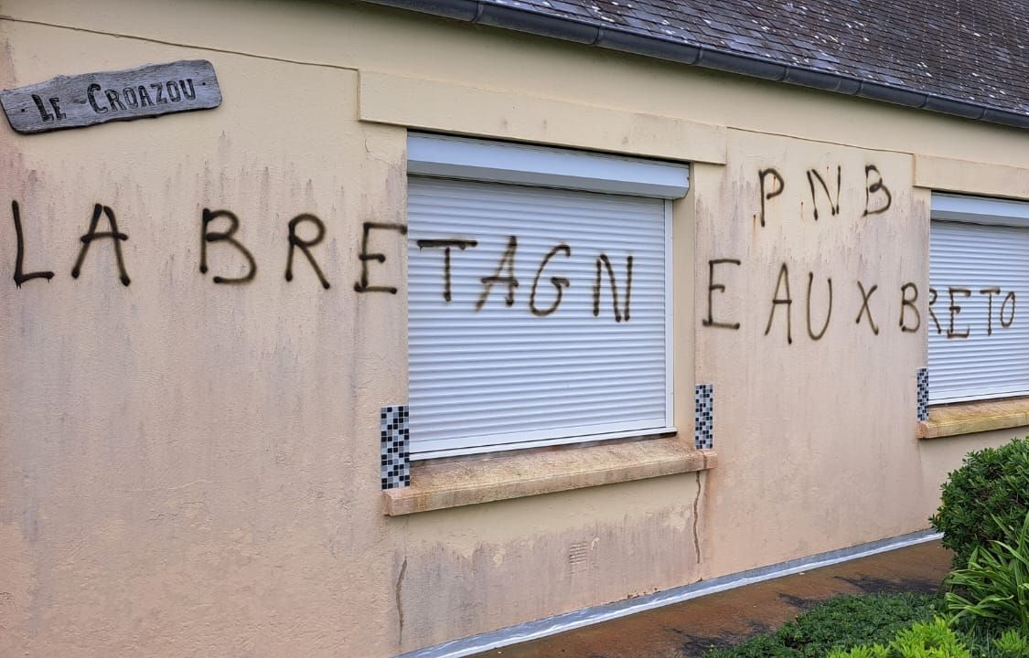 " Dehors les Français "... Une résidence secondaire taguée sur l’île d’Ouessant