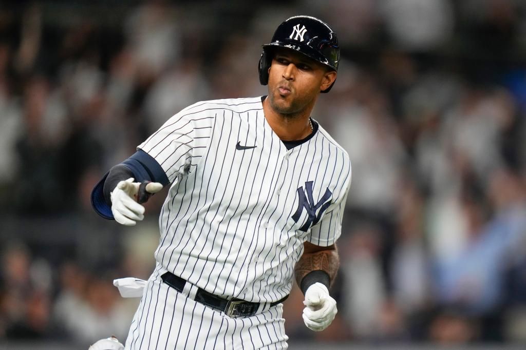 Aaron Hicks exits with hip injury in latest Yankees' woe