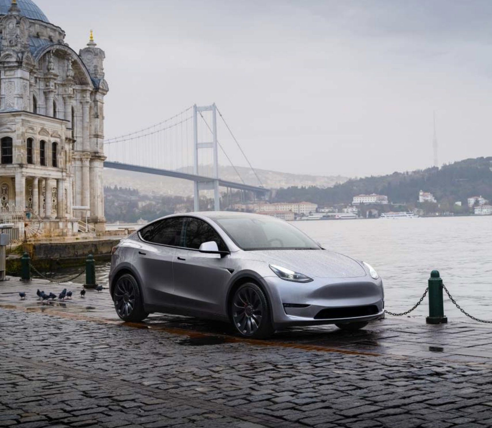 c'est historique, avec deux voitures électriques