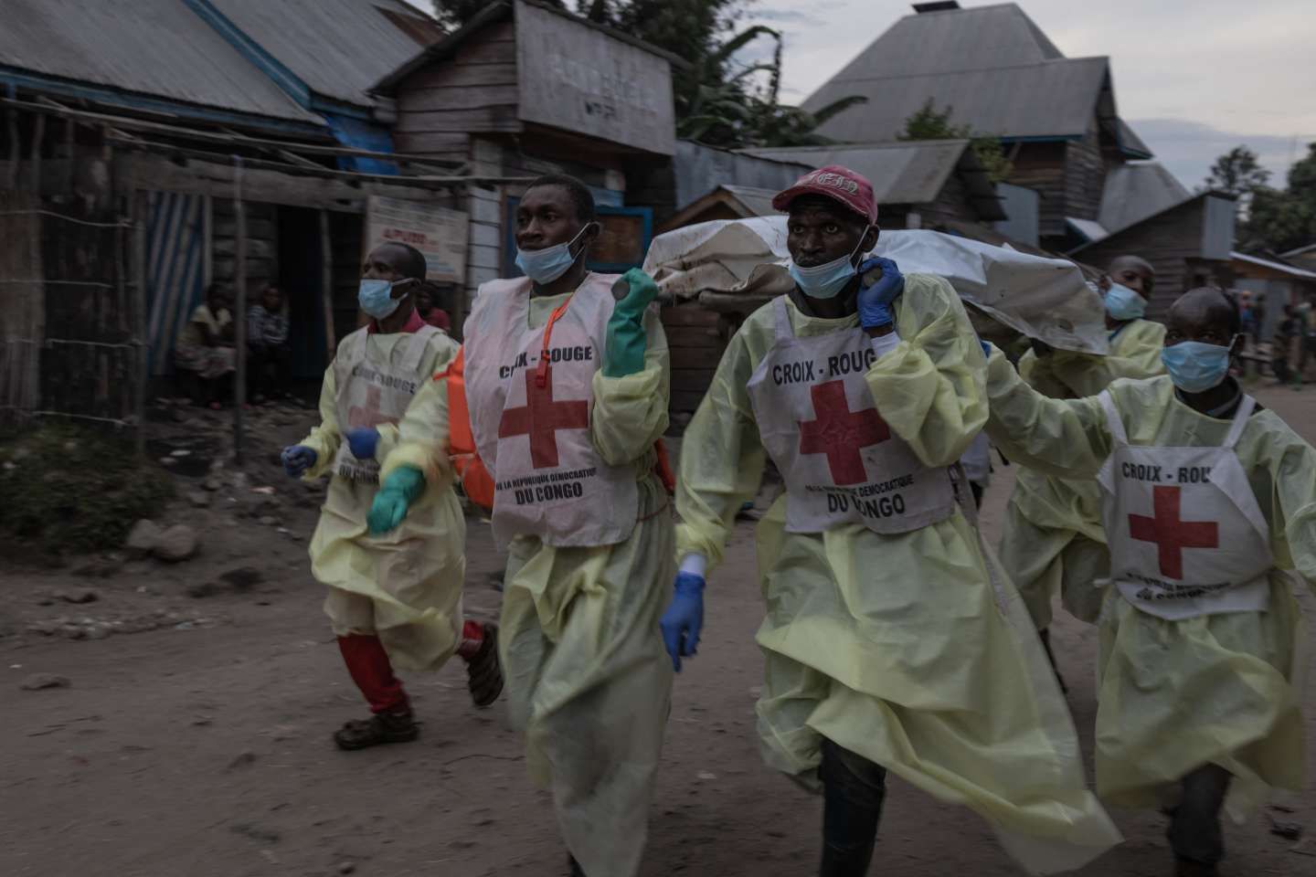 " Nous continuons à retrouver des corps ensevelis dans la boue " : dans l’est de la RDC, le bilan des inondations s’alourdit