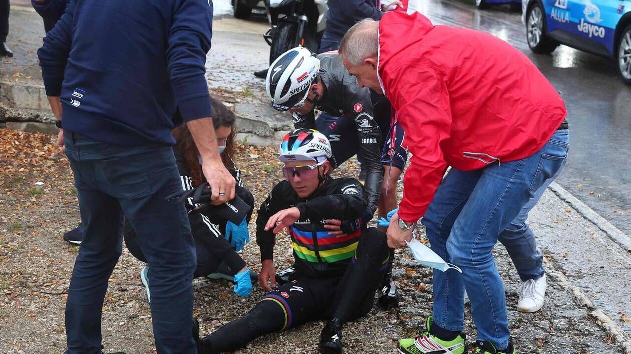 VIDÉO. Giro 2023 : trois chutes perturbent le final de la 5e étape, Evenepoel et Roglic au sol