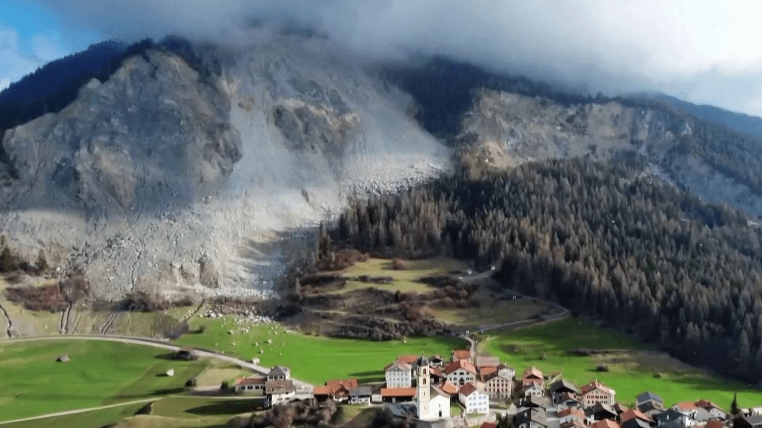 une montagne risque de s’ébouler sur un village