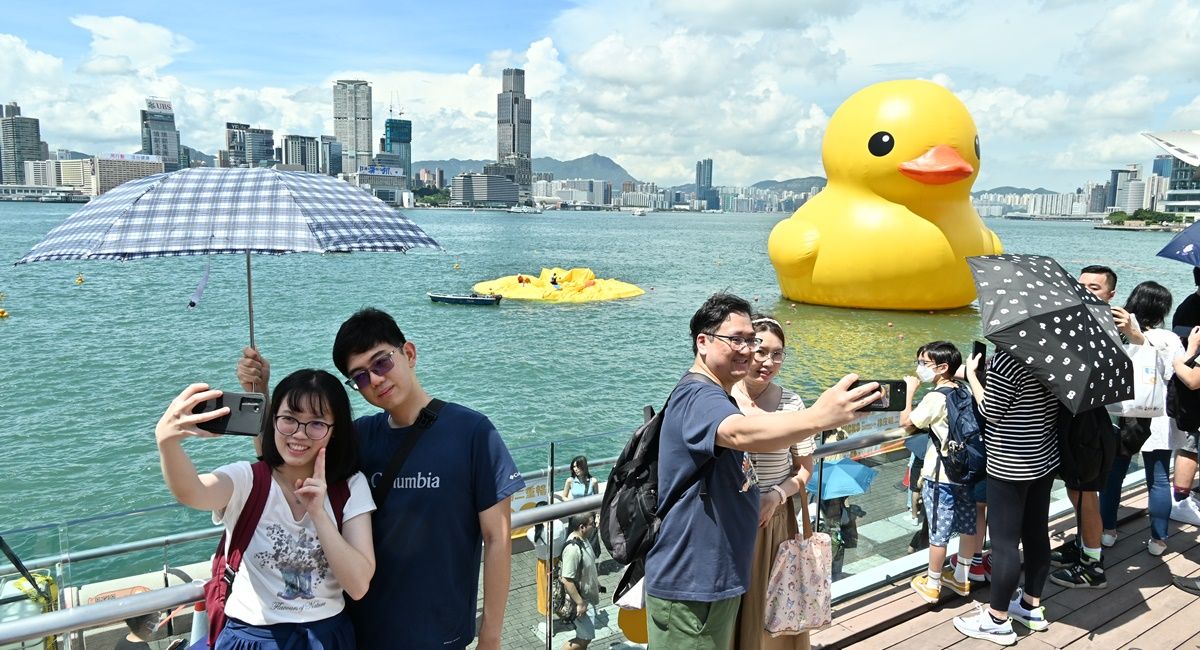 黃鴨｜只剩一鴨未減遊人興致 添馬公園續現打卡人潮