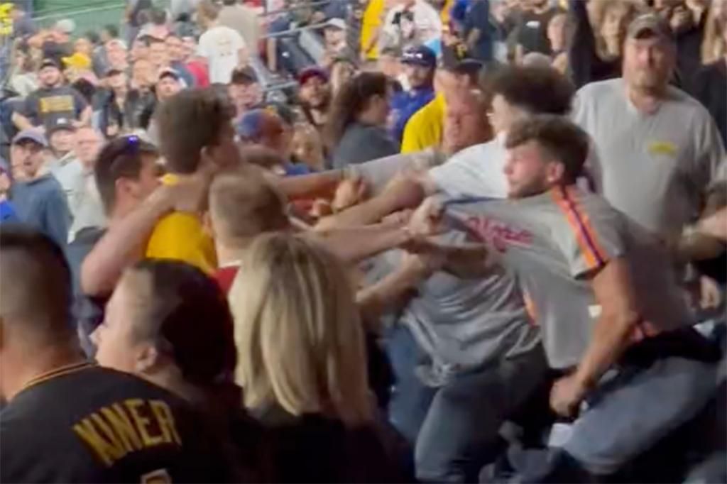 Mets, Pirates fans brawl in stands during blowout