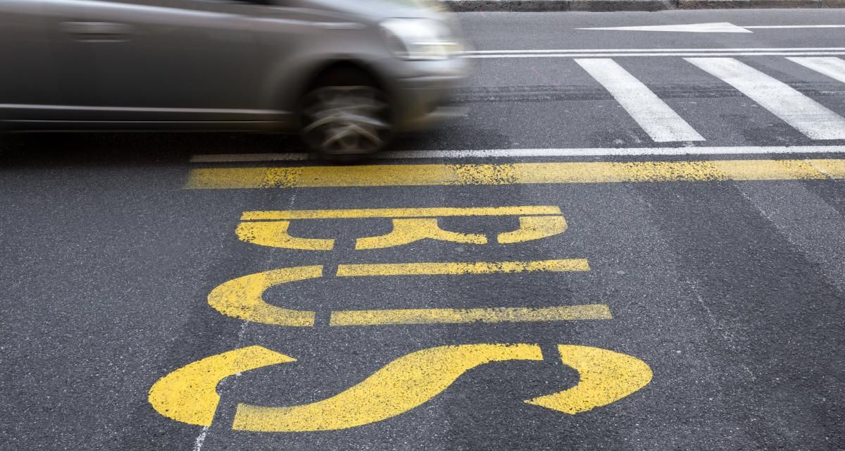 Une amende pour avoir roulé sur la voie réservé aux bus, l’automobiliste ne faisait que laisser passer une ambulance