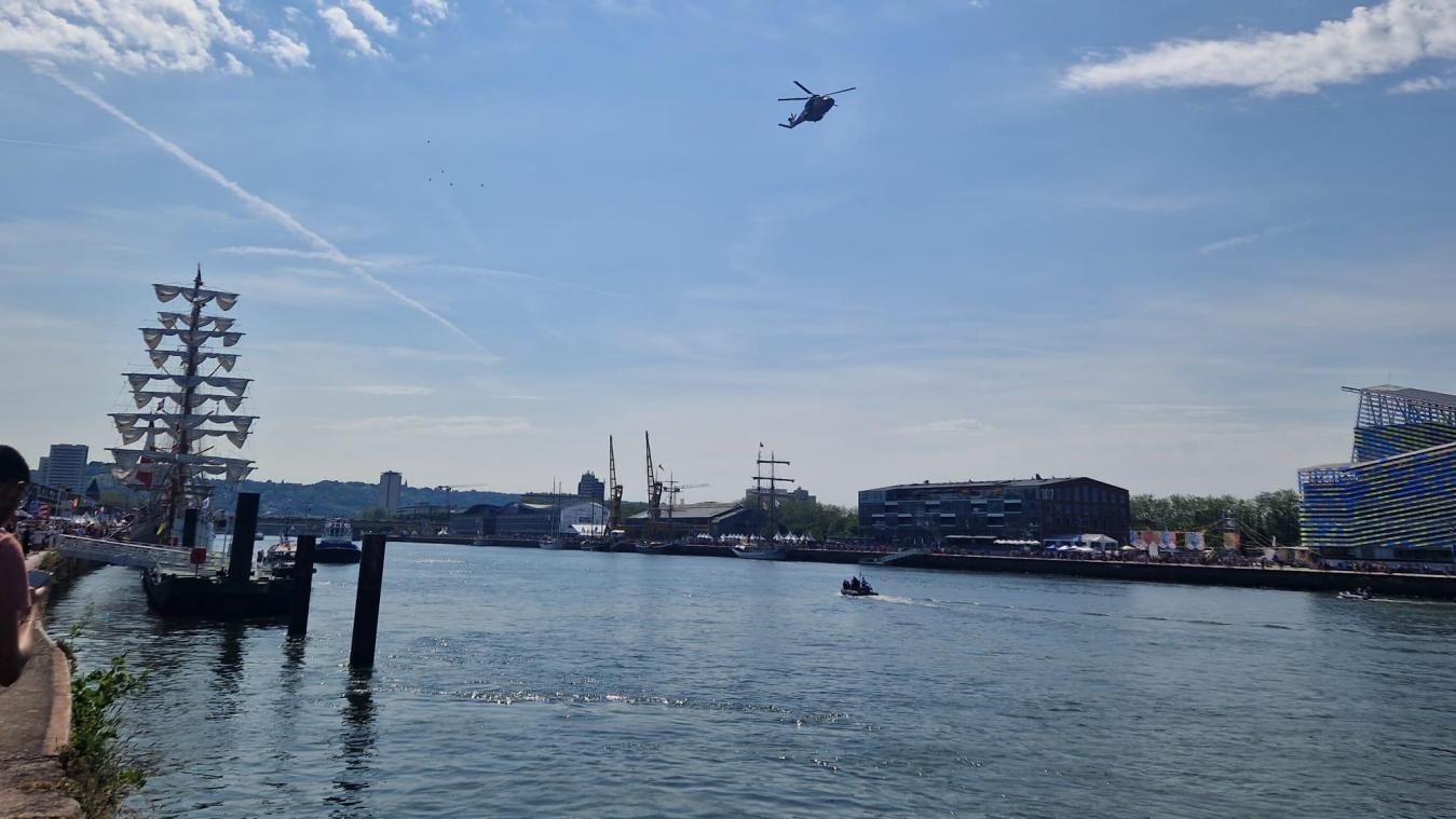 EN IMAGES. Armada de Rouen 2023 : que fait un hélicoptère de la Marine au-dessus de la Seine ?