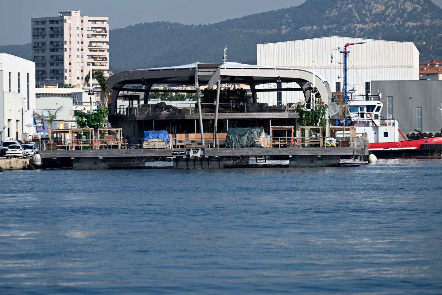 " Canua Island ", une plage flottante symbole du malaise grandissant de la Côte d’Azur face au tourisme des ultra-riches